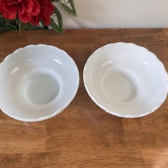 E.O. Brody‎ Milk Glass Bowls Set Vintage Pedestal Base Ribbed Scalloped Wedding - Picture 3 of 7